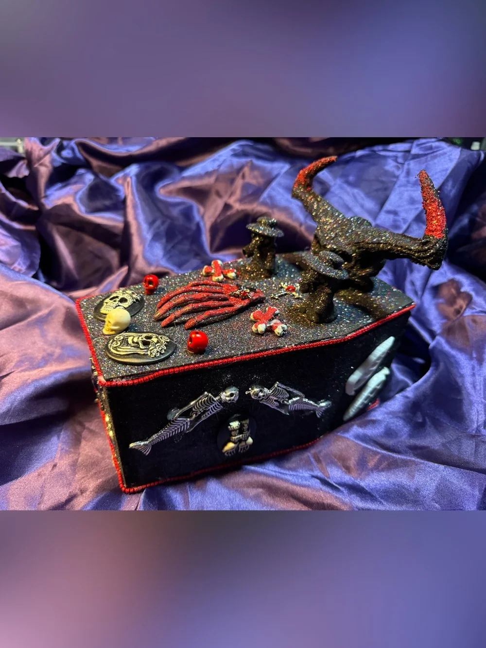 Glitter Skull & Horn Coffin trinket box - Black and Red